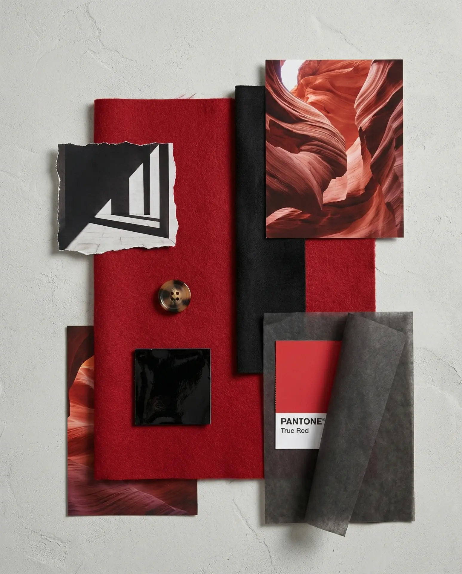 Flat-lay material board with wool, suede and a colour chip